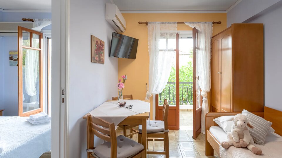 Tiara Holidays - Oasis Apartments - Family Apartment with Balcony - living room 2